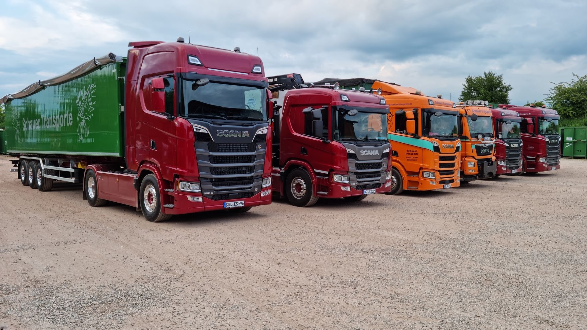 Einige LKW stehen nebeneinander auf einem Parkplatz